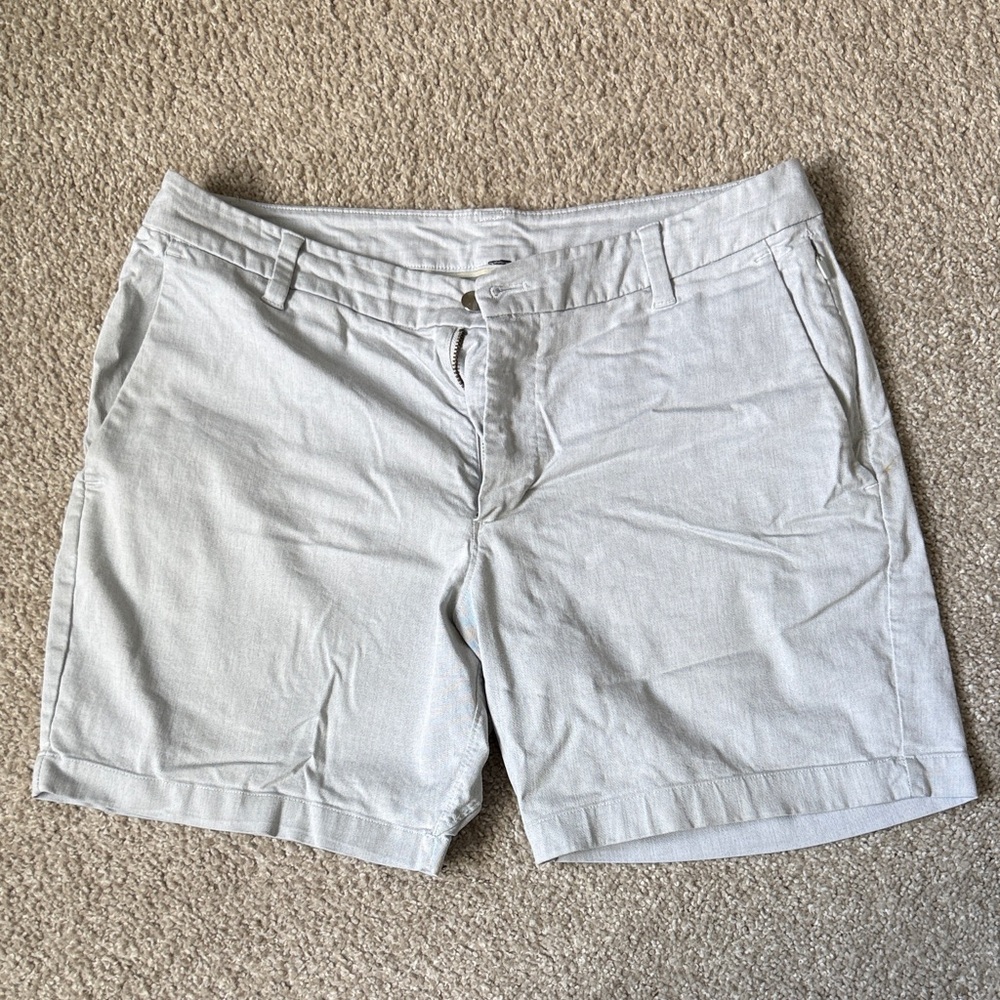 Lululemon Athletica Light Gray Men's Shorts - 7 in inseam